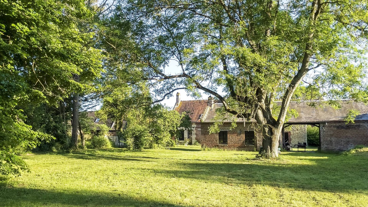 Cernoy House | In a nearby hamlet of the Oise, at the foot of a 15th century chapel,