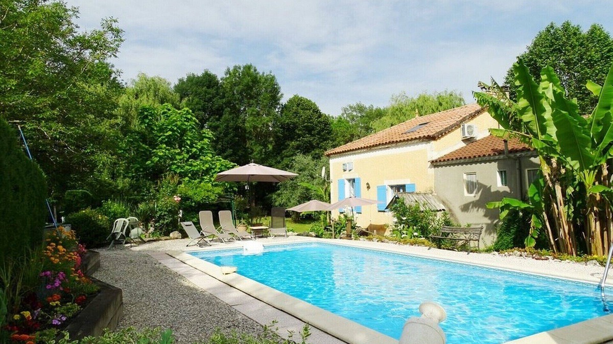 Tournon-d'Agenais House | In a quiet garden, set back from the medieval bastide town of Tournon