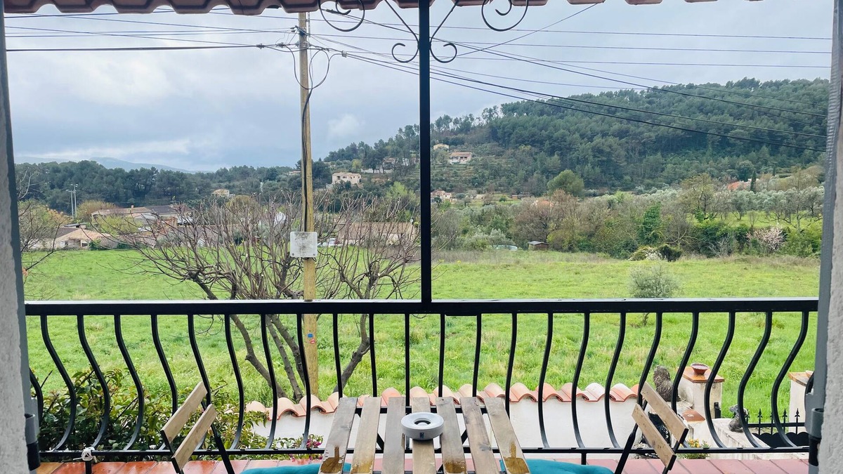Callas House | In a quiet setting, single-storey house overlooking the lush greenery of the Var.