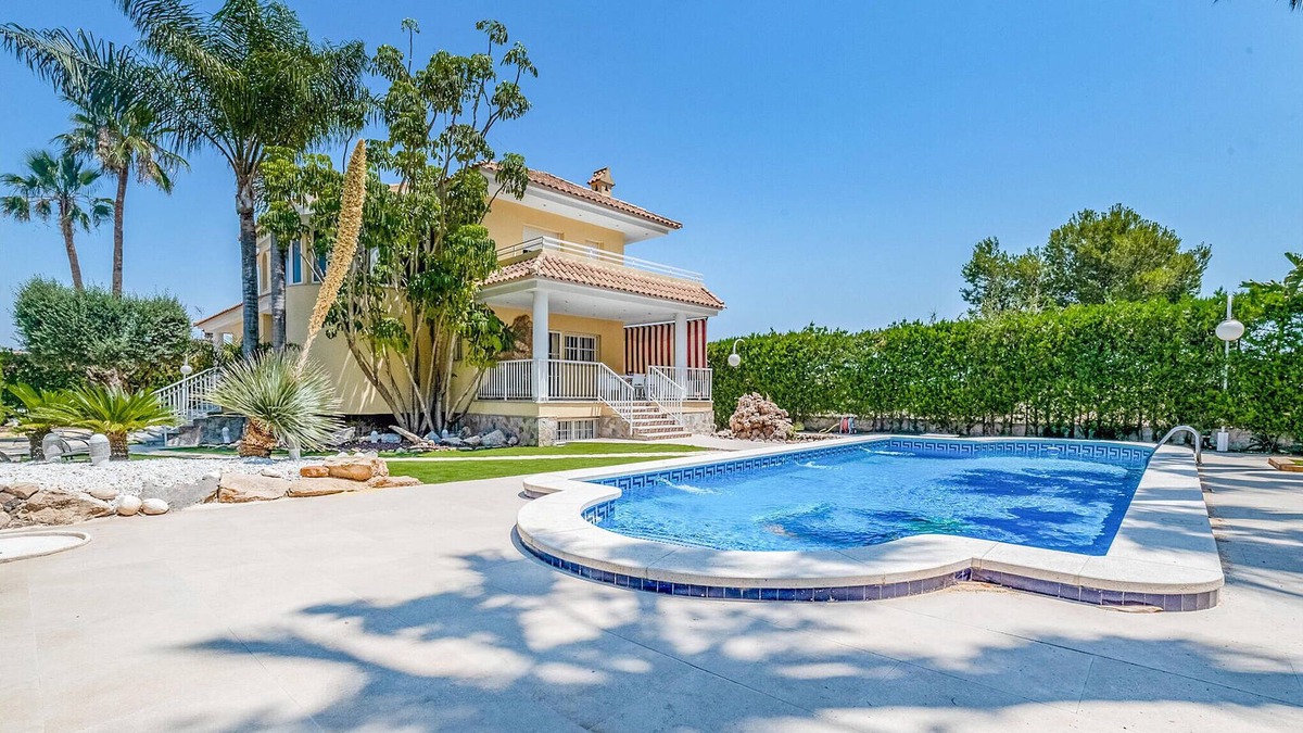 El Esparragal House | In a suburb of Murcia awaits you this authentic vacation home with beautiful garden and amenities.