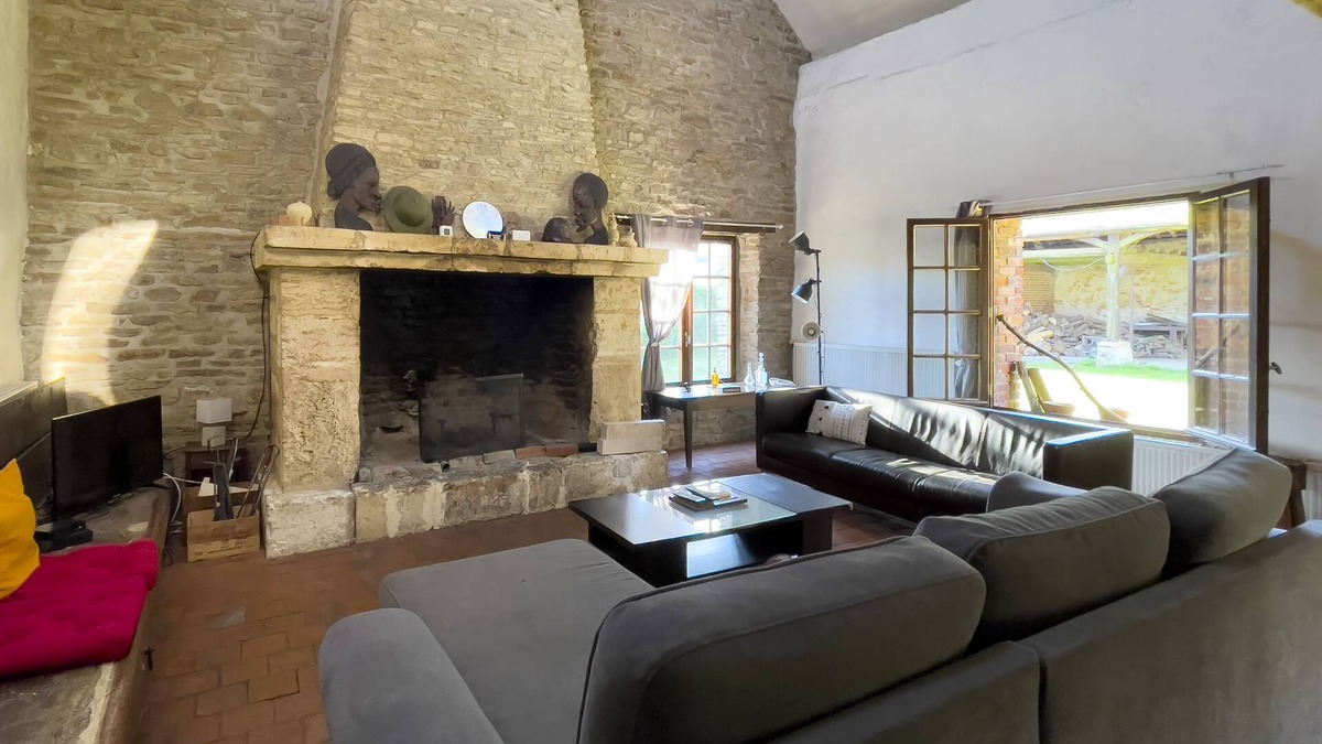 Cernoy House | In In a charming little village in front of a XVth century chapel and a castle