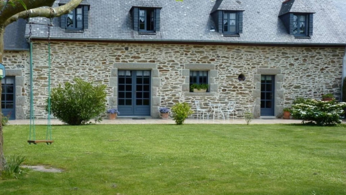 Kervoyal House | In Kervoyal, charming longère just a stone's throw from the sea.