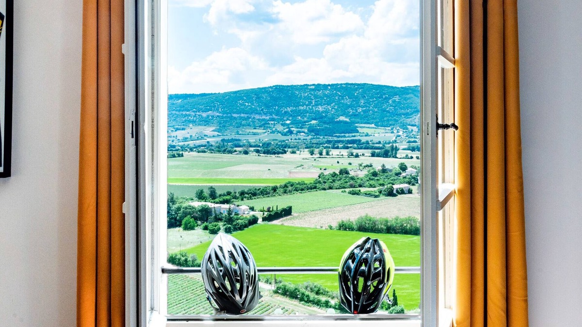 Sault House | In Provence, near Mont Ventoux Gîte de Groupe with vintage bike museum