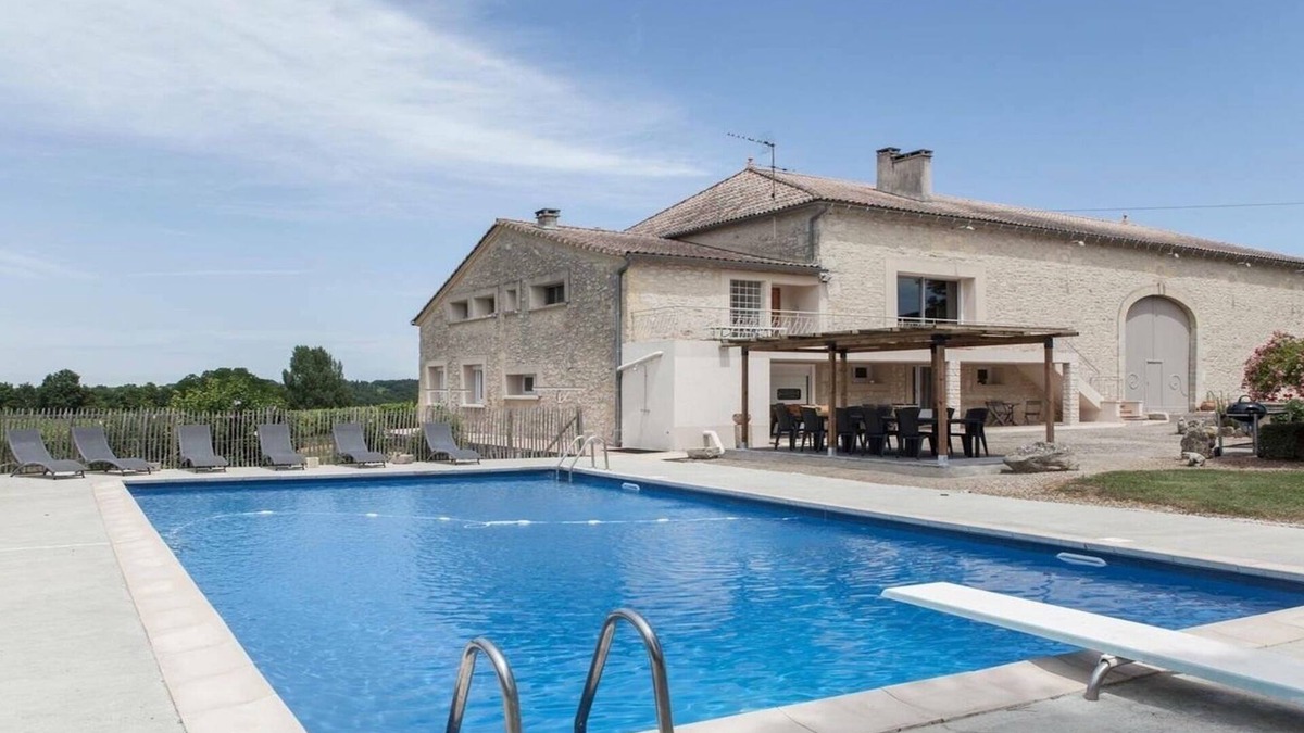 Blasimon House | In the Bordeaux region, surrounded by vineyards, a comfortable amenity property.