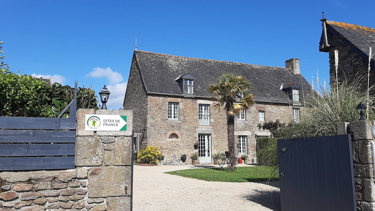 Saint-Helen Cottage | In the grounds of a manor house