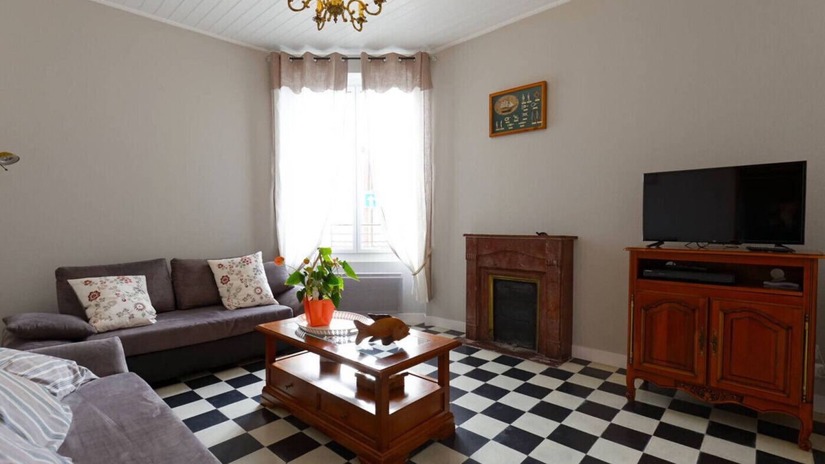 Beauvoir-sur-Mer Ski Chalet | In the heart of the city, pretty house for 6 with garden