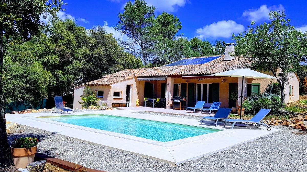 Flayosc Villa | In the heart of 4600m2 of oaks, quiet: swimming pool, tennis, pétanque, private