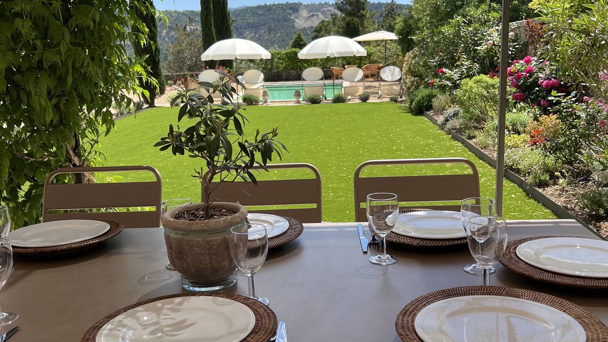 Rustrel House | In the heart of Luberon Provence, an old school with antique, artworks & design!