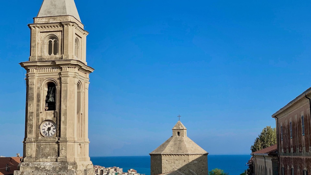 Old Town Apartment | In The Heart of Old Town, Stunning Flat with Rooftop Terrace, 3BED/1BATH/WIFI/AC