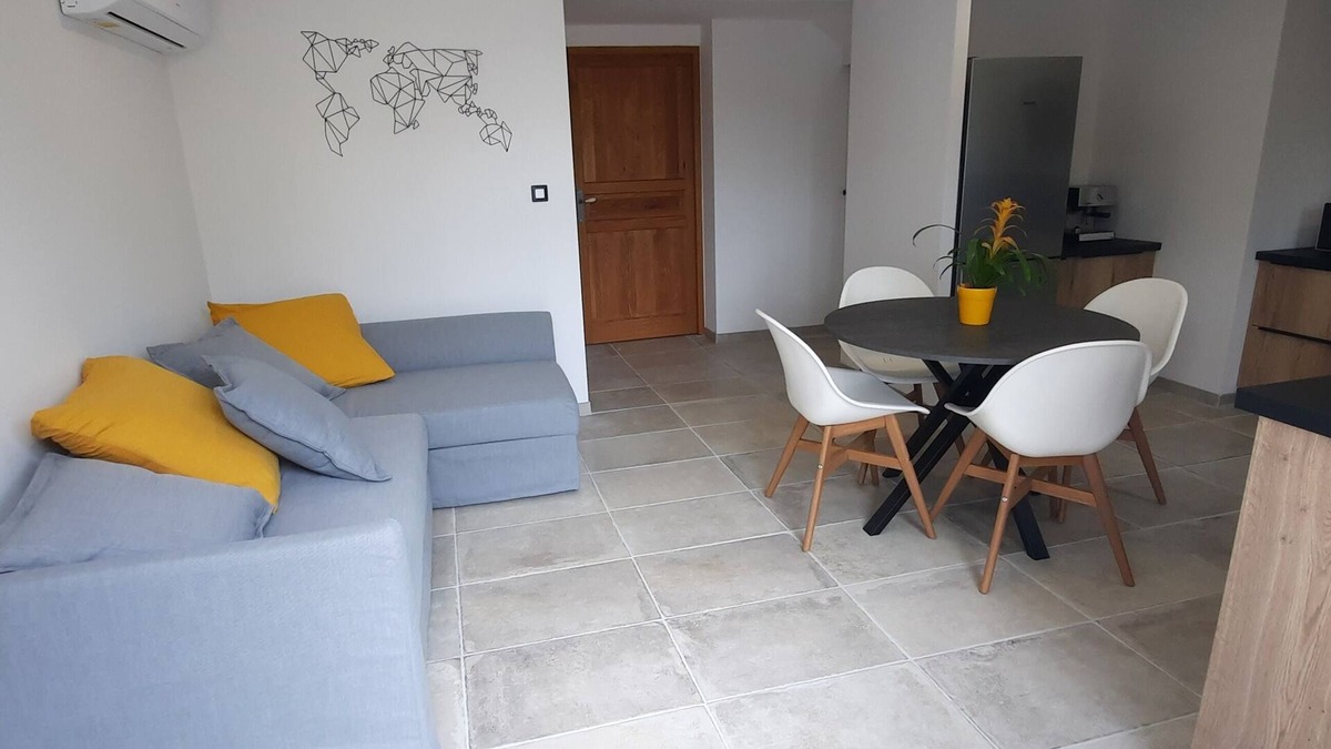 Vernegues Apartment | In the heart of Provence between Alpilles and Luberon, Avignon and Aix en Provence.