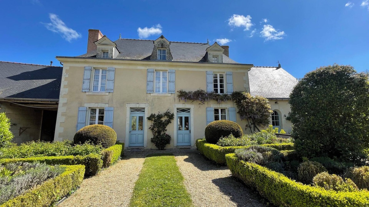 Noyant-la-Plaine House | In the heart of the Anjou vineyards between Angers and Saumur, a veritable jewel of greenery