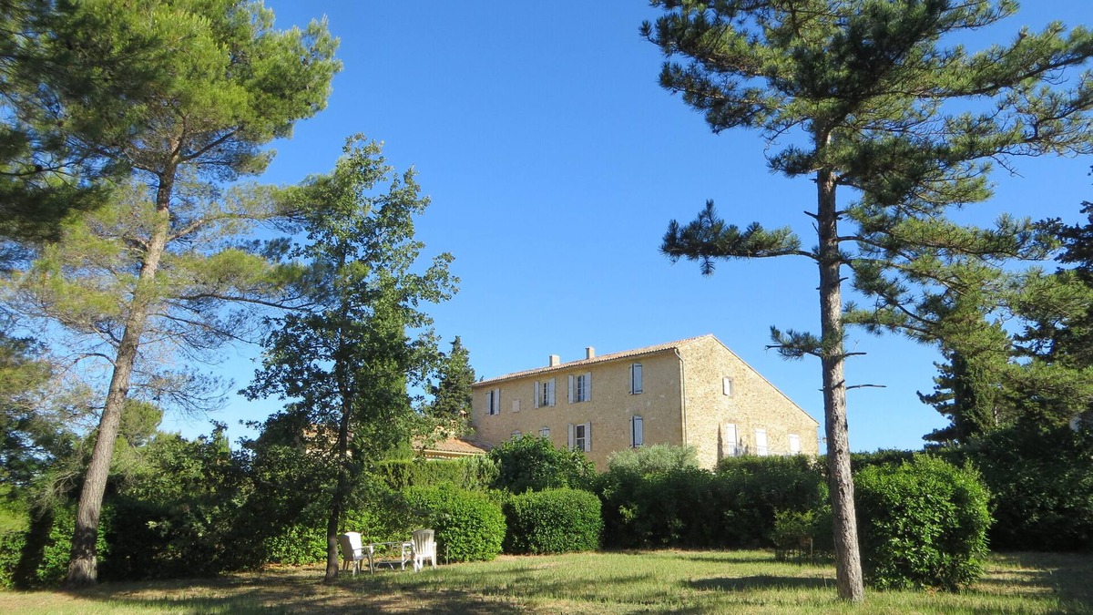 Pertuis Apartment | In the Luberon, apartment in a Provencal country house in the heart of the pine forest