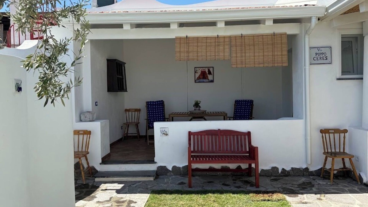 Vulcano Porto Villa | In the 'navel of the Mediterranean, between sea sun and wind, you do everything on foot.