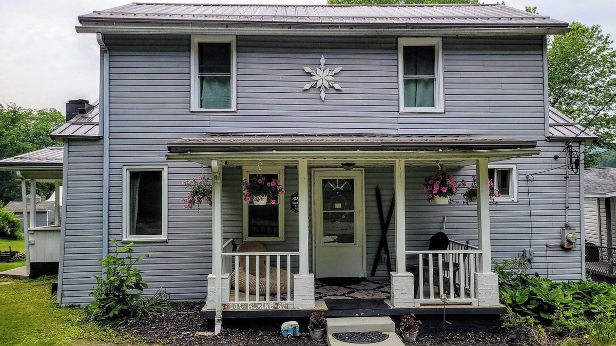 Ohiopyle House | In the ❤ of Ohiopyle. Central location, clean, charming. Large yard with firepit
