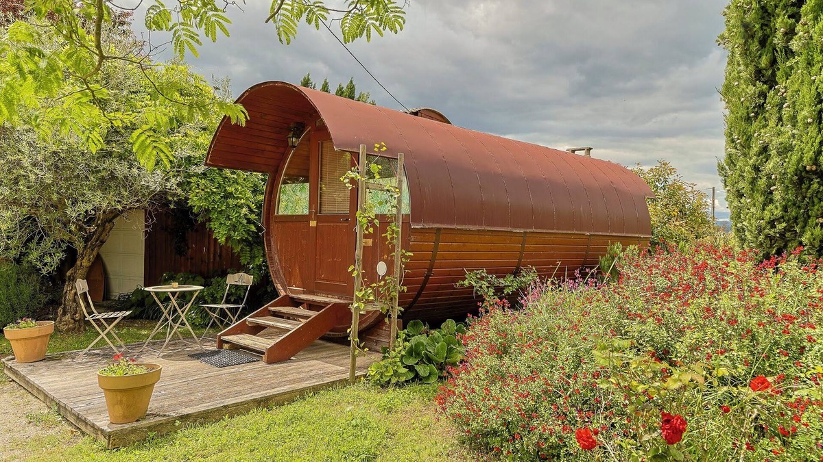 Chanos-Curson Cabin | In the quiet countryside, surrounded by vineyards, a comfortable air-conditioned Tonneau.