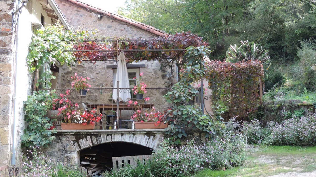 Sonnac House | In the shade of a rouergat mill, house by the water