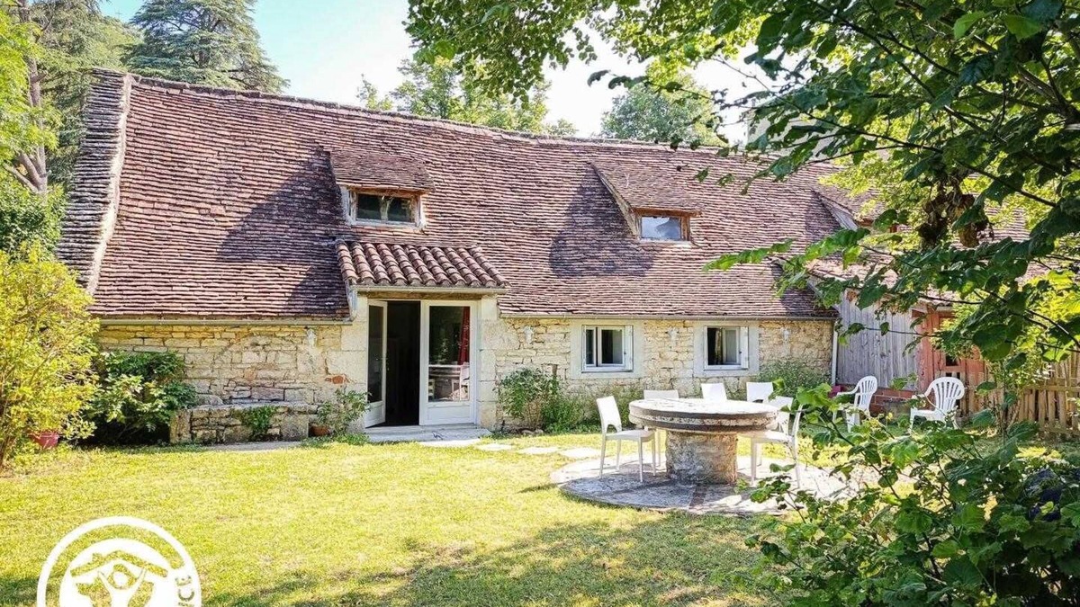 Tour-de-Faure House | In the shade of the lime tree