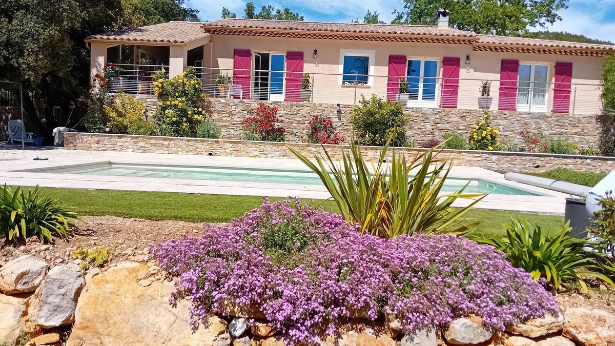 La Roquebrussanne Villa | In the Var, rent a villa with swimming pool at la Roquebrussanne July/August
