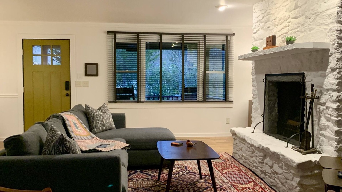 Highlands House | IN TOWN! 2 Blocks From Main Street. 2 Bedrooms/2 Baths. Free WiFi. Sleeps 4.