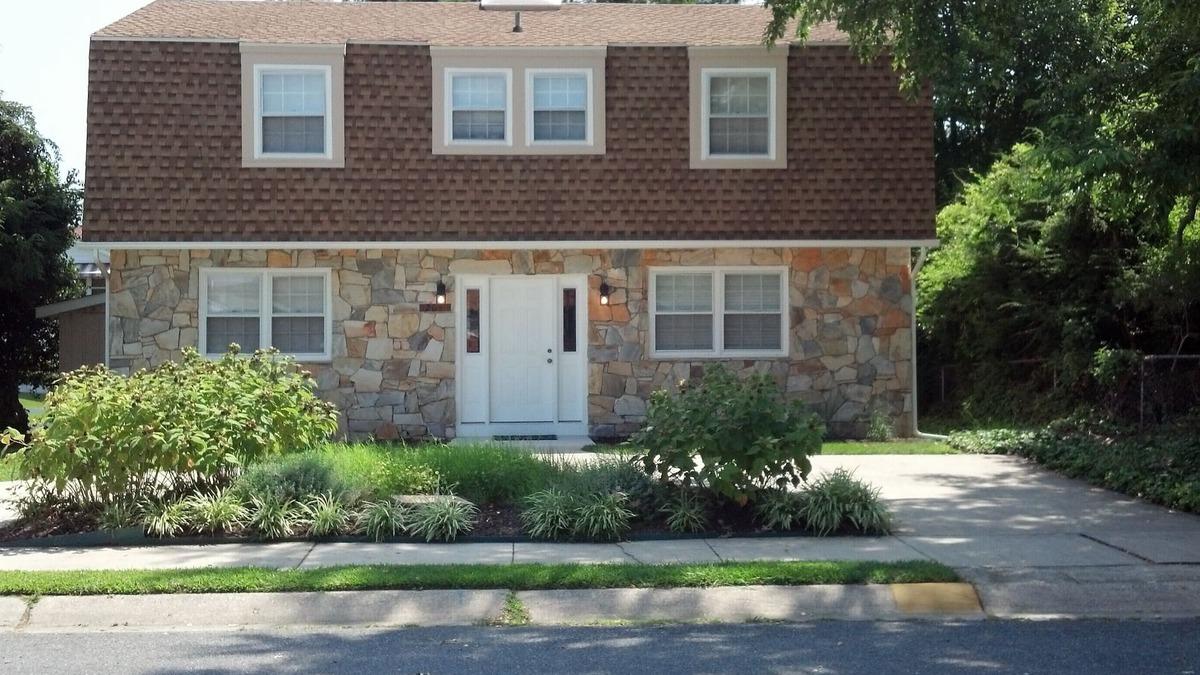 Country Club Estates House | In-town, Close to Everything, Perfect for Families - 5 Br each w/its own