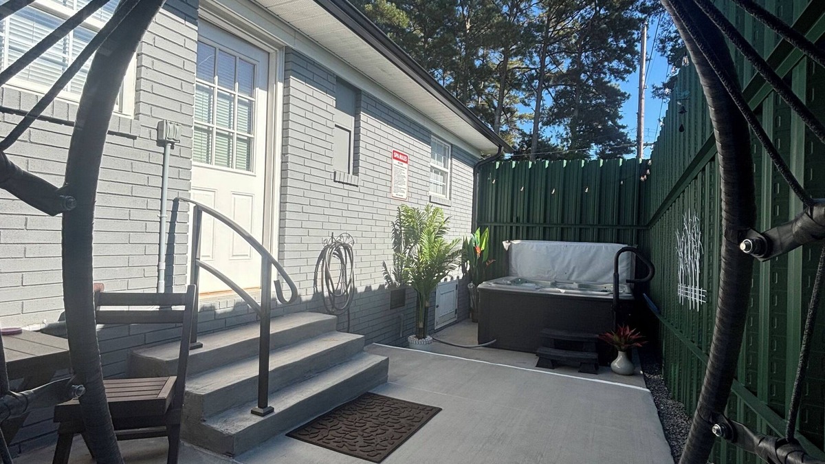 Lincolnton House | In Town Living - Hot Tub - Nintendo - EV - Large Vehicle & Trailer Parking