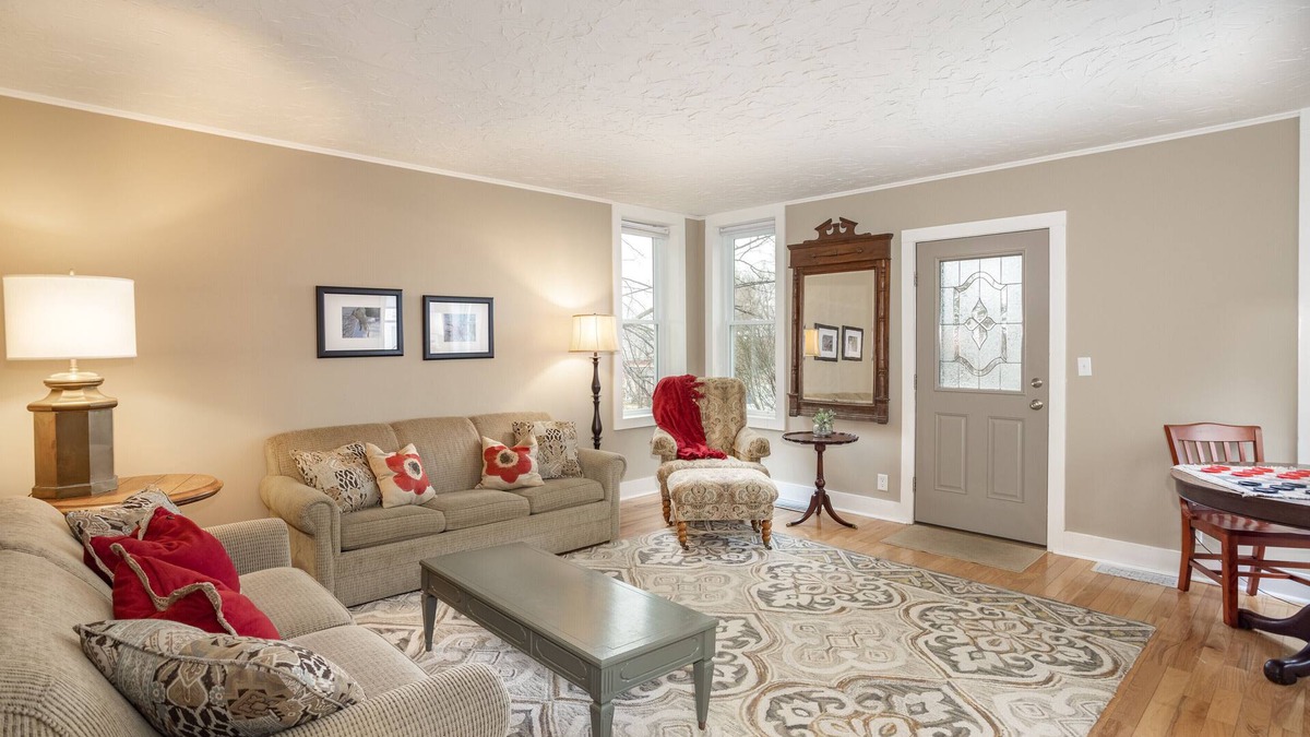 Suttons Bay House | In -Town Suttons Bay "Adorable Home" On Wine Trail Near Hikes & XC & Sledding