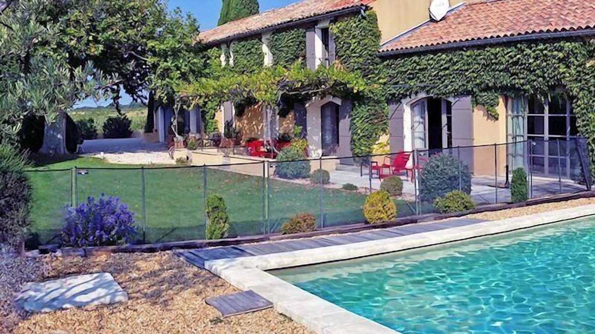 Violes House | In Violès, Vaucluse, exceptional vacation home, air-conditioned, heated pool.