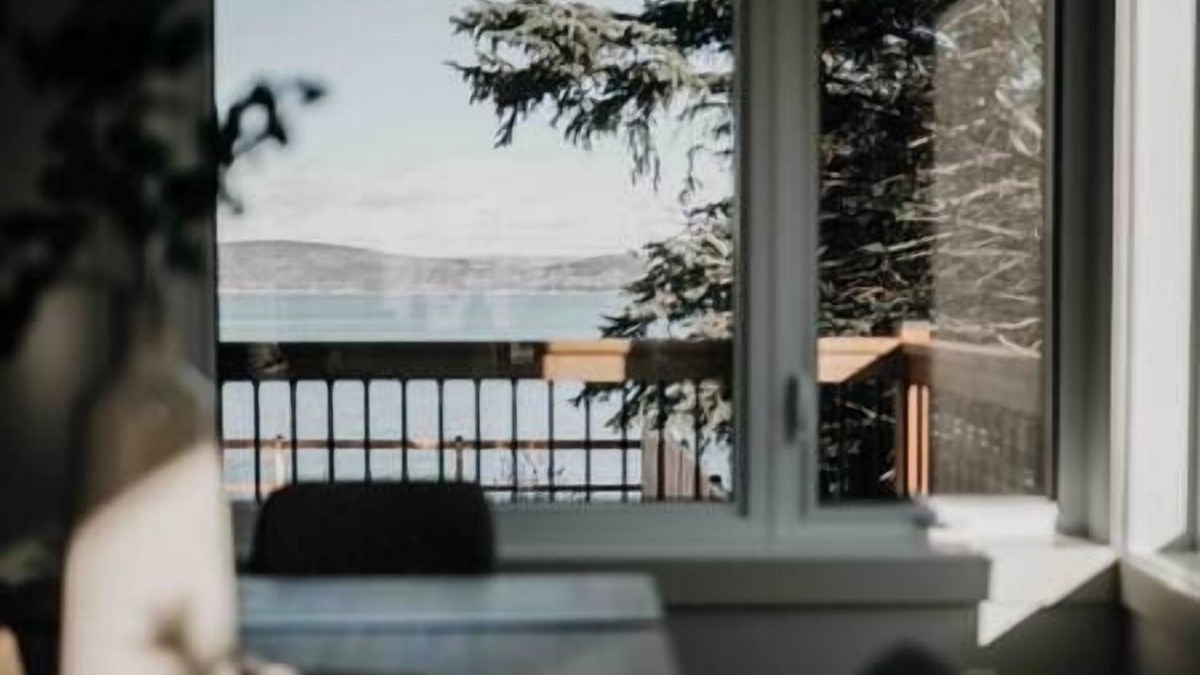 Dalhousie Apartment | Inch Arran Escape - Waterfront, king bed, D/W, Firepit