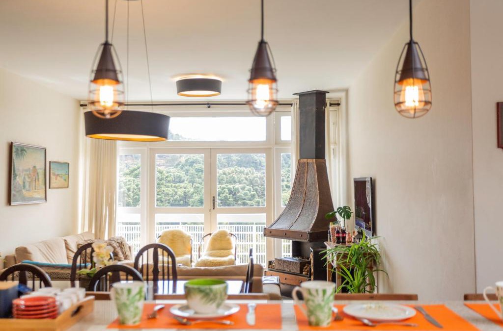 Vila Iara Apartment | Incrível Vista no Capivari com 4 Quartos e Lareira