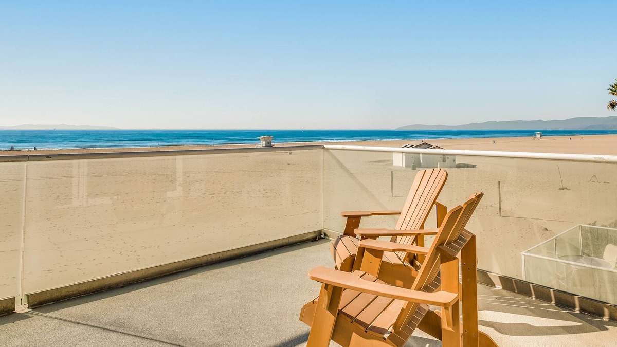 Hollywood Beach House | Incredible beachfront home with furnished patio, balcony & free WiFi