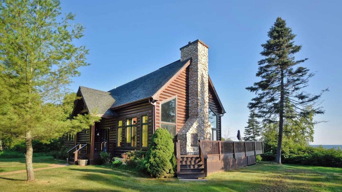 Wisconsin House | Incredible Custom Log Home w/Lake Views for Days