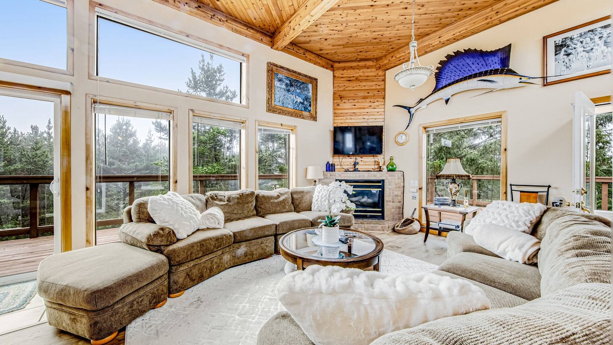 Klipsan Beach House | Incredible dog-friendly home with pool table, fast WiFi, gas fireplace, and W/D