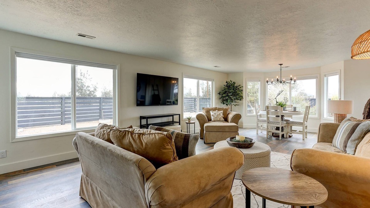 Redmond House | Incredible Historic Reindeer Ranch, Hot Tub, Dog Friendly, Chef's Kitchen, Huge Deck w/BBQ, & More