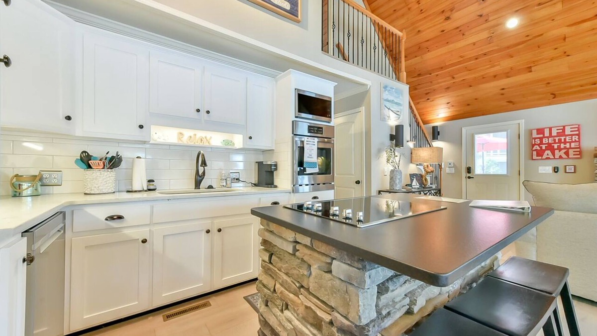 Semora House | Incredible Lake-Front Views, WiFi, and Activities for All Ages