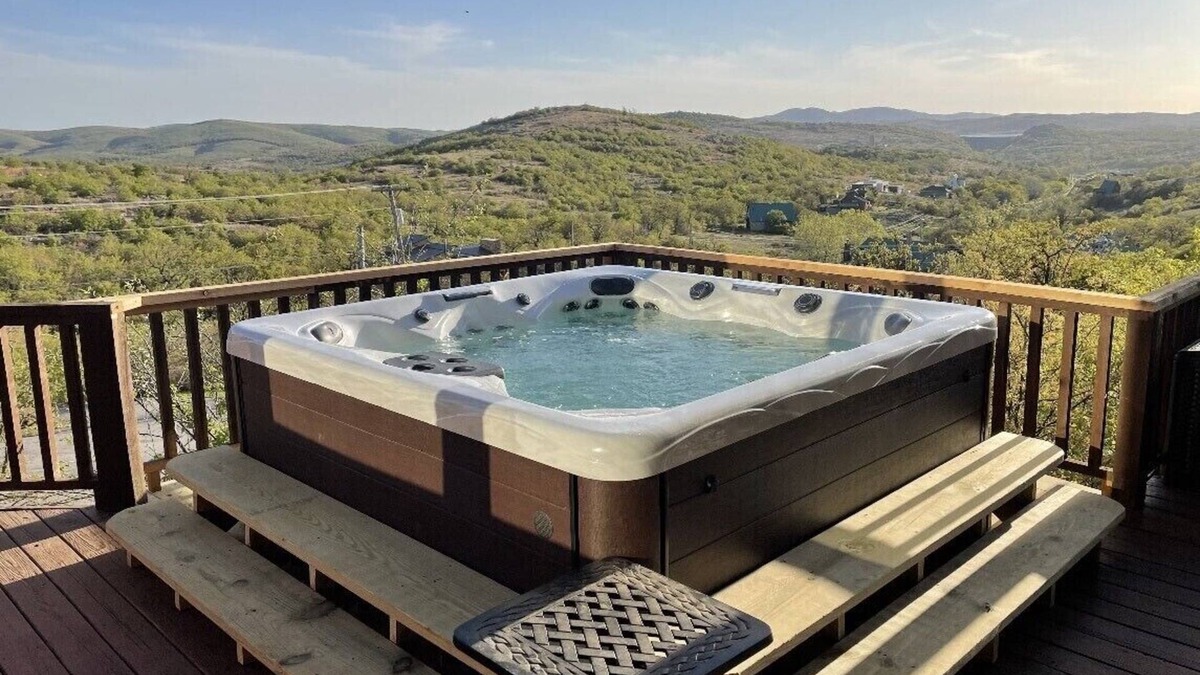 Medicine Park Cabin | Incredible View! Large Deck Hot Tub 3Bedrm2Bath 6Beds EarthKeeperCabin! 8guest