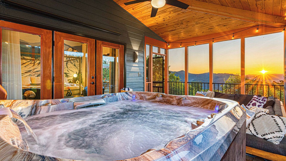 McGaheysville House | Incredible Year-Round Views.HGTV Design.HotTub.Theater.Sauna.Rec Room.Arcades