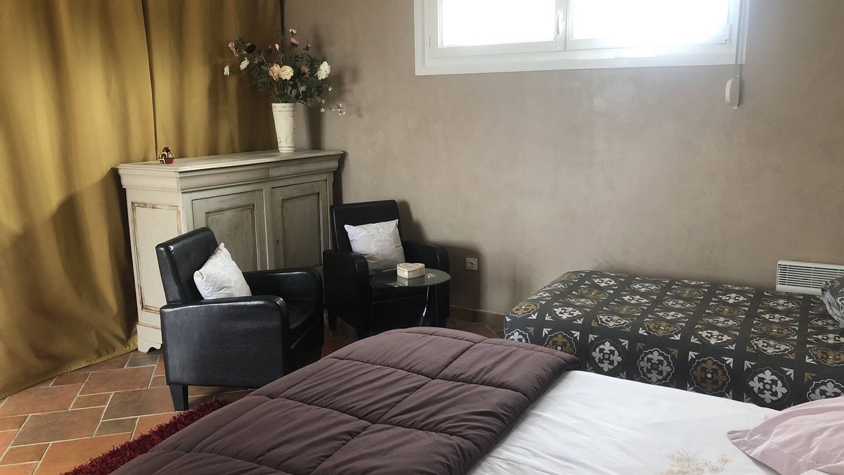Aubermesnil-aux-Erables Apartment | Independent studio in property with horses and nearby hiking trails