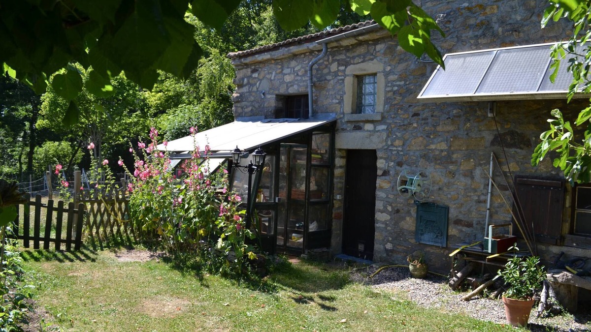 Egliseneuve-pres-Billom Bed & Breakfast | independent studio in house in the countryside