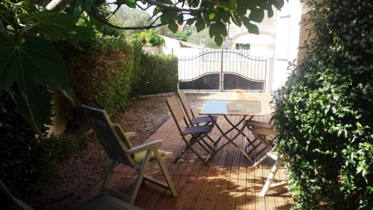 Six-Fours-les-Plages Apartment | Independent studio with air conditioning + garden and shaded terrace + parking