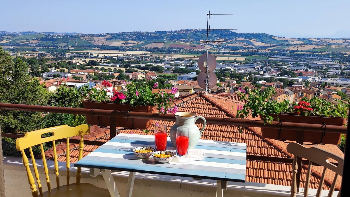 Castelfidardo House | Independent apartment with balcony and view, parking, and free breakfast