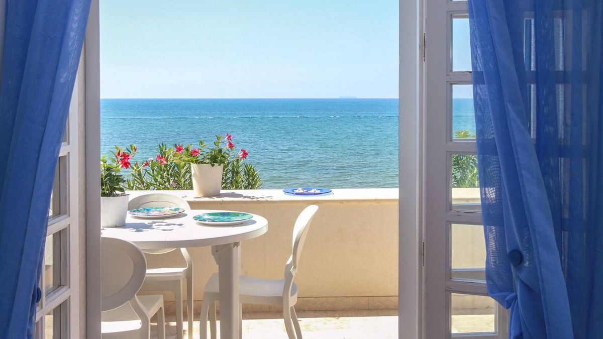 Donnalucata Apartment | Independent apartment by the sea, terrace, garden, seaview, WiFi, aircon, 5 pers