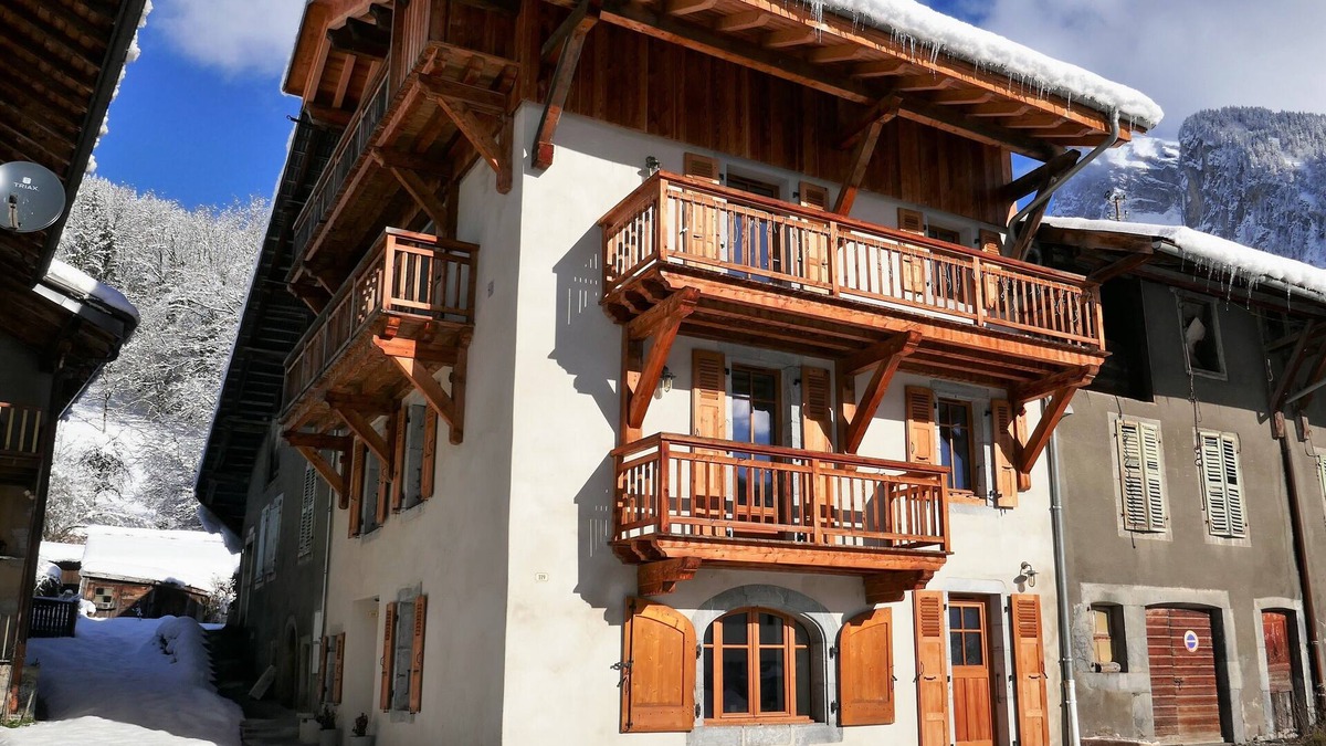 Samoens House | Independent apartment in a beautifully renovated old house in the village center