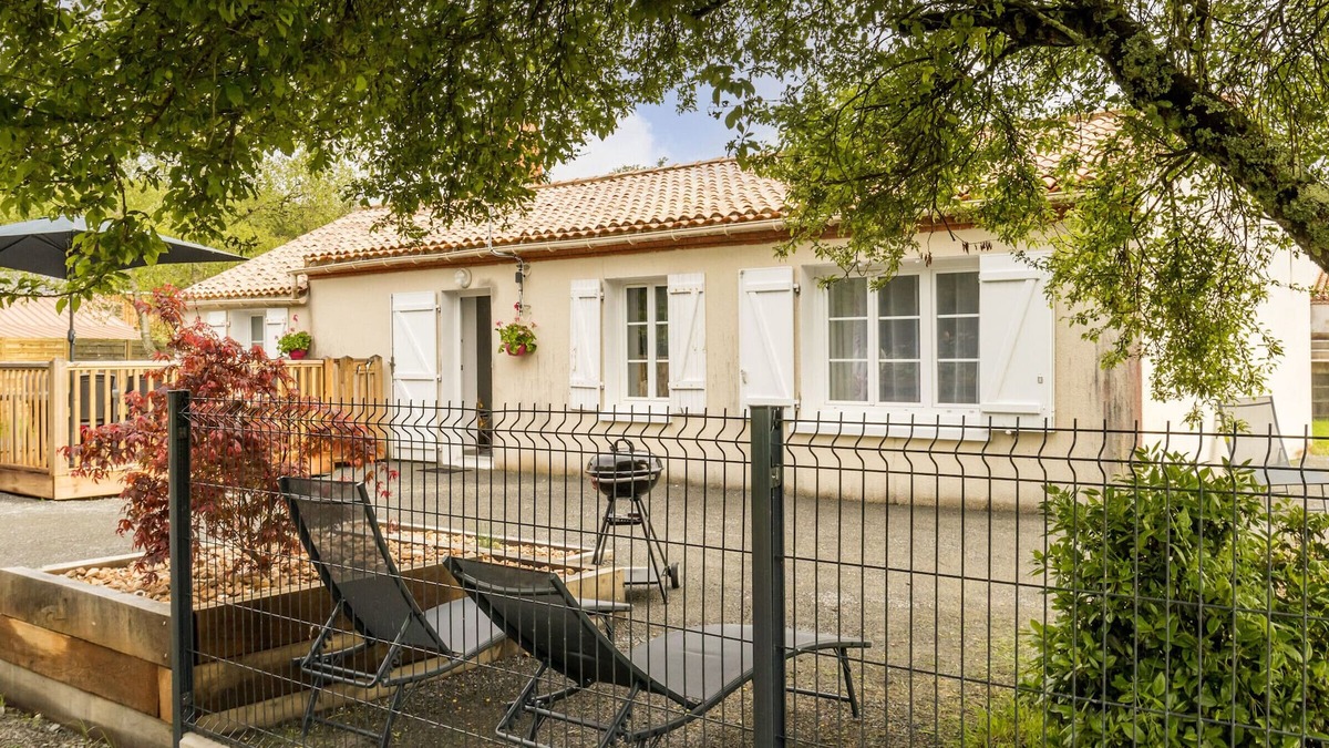 Villeneuve-en-Retz Cottage | Independent Cottage with Garden and Wifi, 12 km from Beaches