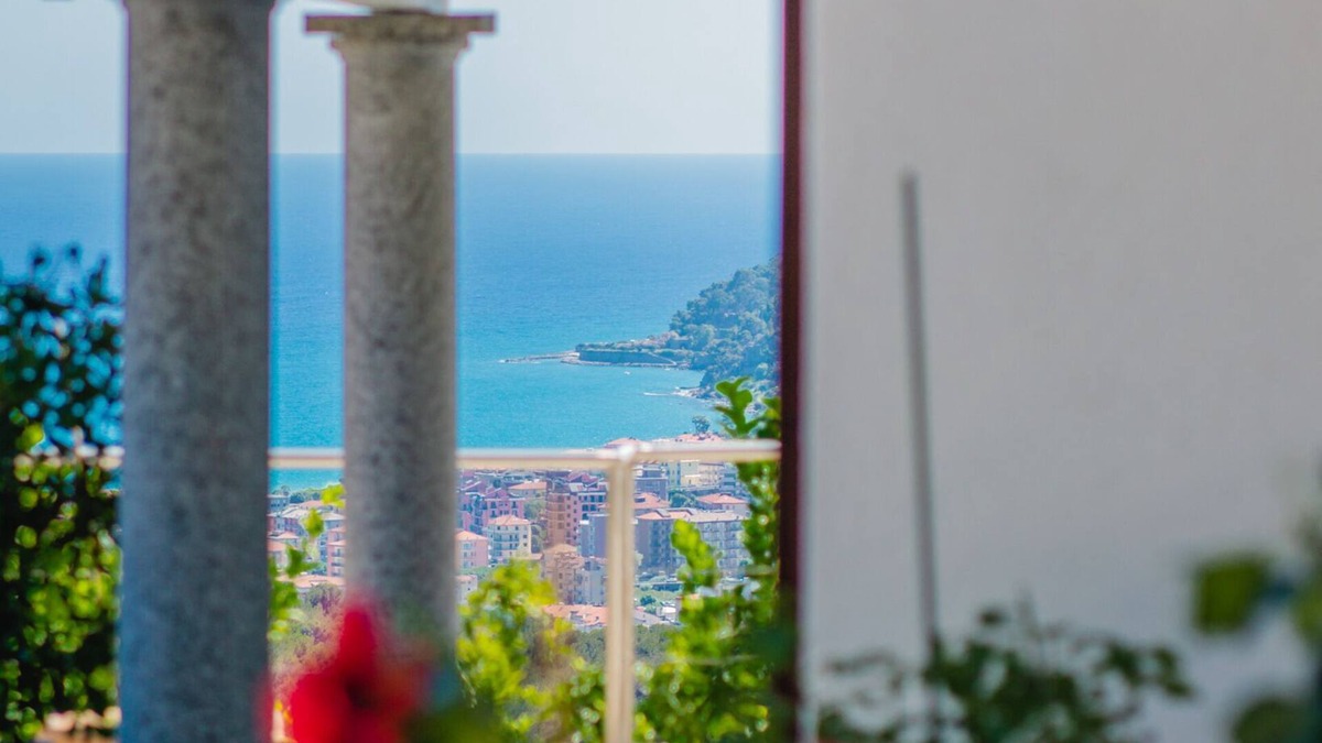 Laigueglia Villa | Independent solution in annex with terrace and sea view