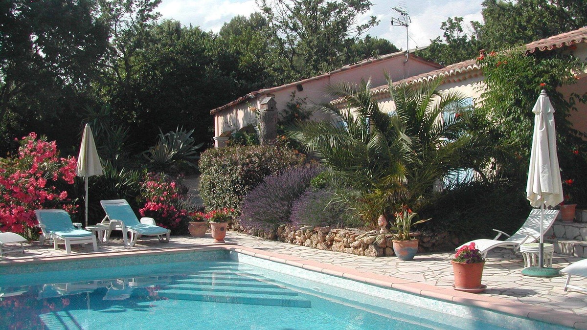 Tourtour Apartment | independent studio facing the pool