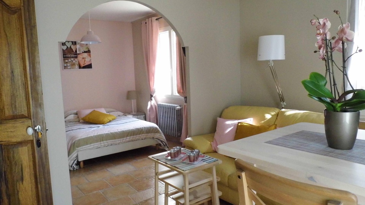 Meyreuil Apartment | INDEPENDENT STUDIO in villa with pool