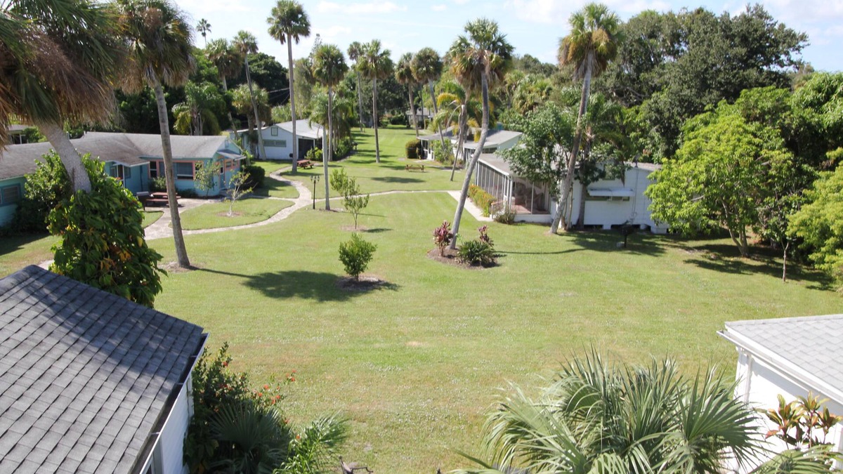St. Lucie Village Cottage | Indian River lagoon Fishing Cottage 2 miles from the Atlantic Ocean w/250 dock