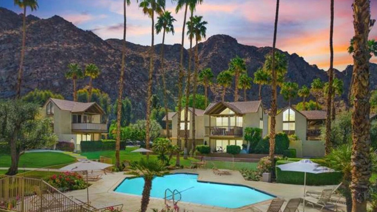 Indian Wells Villa | Indian Wells Chic Villa with fire pit, patio, kitchen, pool, and majestic views