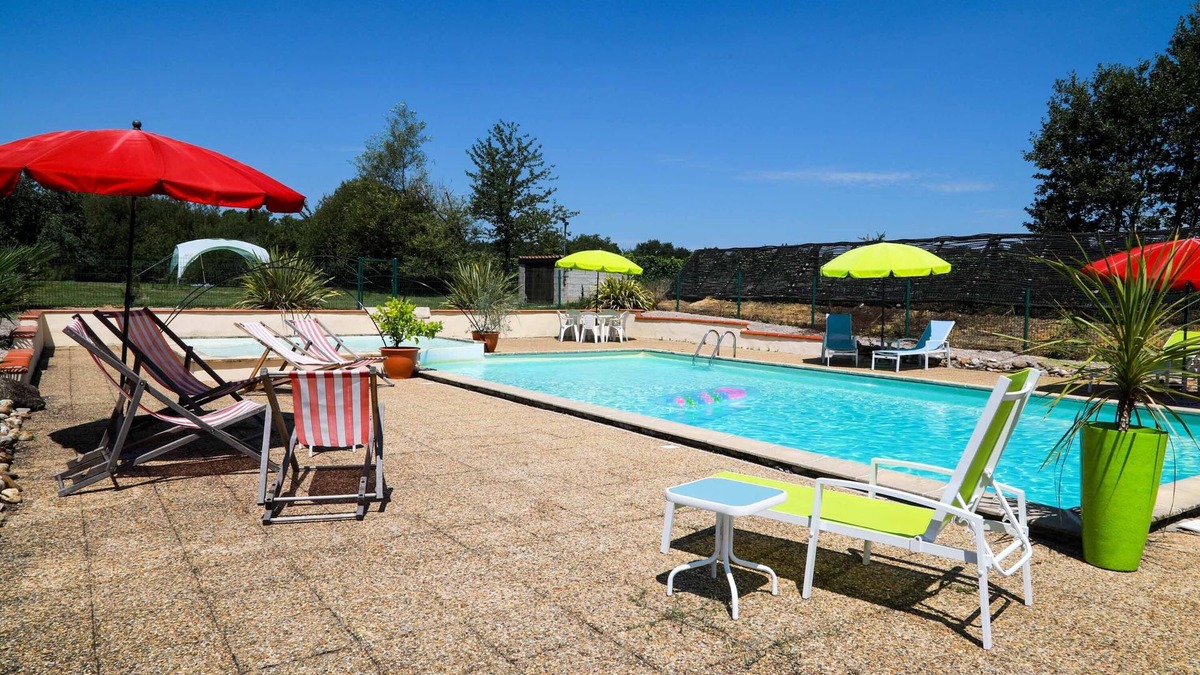 Heres House | Individual Rural Gite - Le Pigeonnier - beautiful shared pool