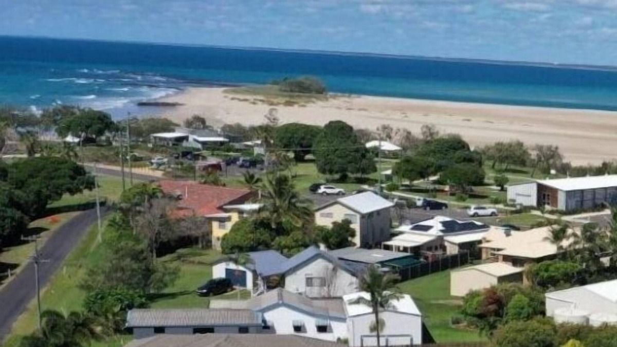 Elliott Heads House | Indoor/outdoor pet-friendly beach house next to world-class beach and river.